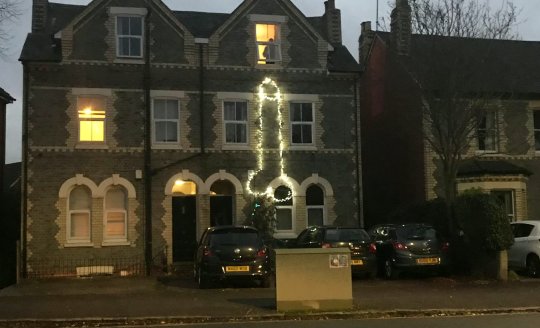 La decoración navideña que causó indignación en el Reino Unido (foto)