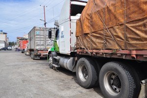 Camión cargado de aceite comestible fue saqueado en Anzoátegui (Fotos)