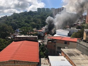 Reportan incendio en una casa en Los Teques (video)
