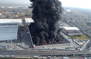 Cerraron aeropuerto internacional de México por fuerte incendio en fábrica