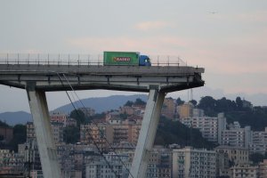 Los dos pilares restantes del puente de Génova, derribados con explosivos