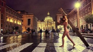 Así es la polémica modelo detenida por posar desnuda en el Vaticano