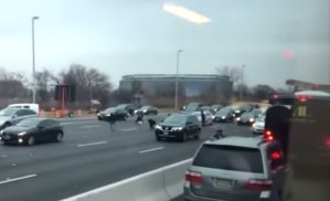 Lluvia de billetes en autopista de EEUU provocó choques cuando las personas “se pusieron locas” (Videos)