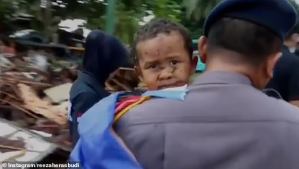 Milagro entre los escombros: Rescatan a niño atrapado en un carro luego de tsunami en Indonesia (video)