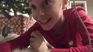 Este niño quiso captar la llegada de Santa pero tuvo otra sorpresa bajo el árbol de Navidad (VIDEO)