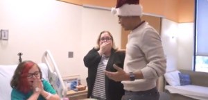 EN VIDEO: Obama se vistió de Santa y llevó regalos a niños en hospital de Washington