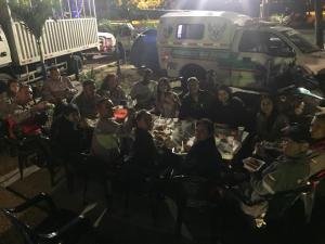 ¡Admirable! Paramédicos viales interrumpen su cena navideña para atender una emergencia en la Francisco Fajardo (Video)