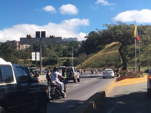 Vecinos de Los Campitos trancaron la autopista Prados del Este y no sabrás por qué #30Dic (Fotos)