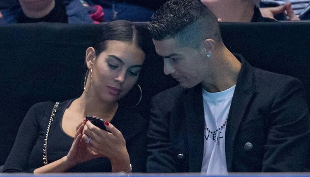 Cristiano Ronaldo y Georgina Rodríguez celebran con su pandilla madrileña su compromiso