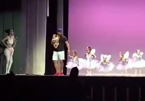 ¡AWWW! Una niña se quedó helada de miedo en su presentación de ballet… y su papá se montó a bailar con ella (VIDEO)