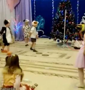 Un Santa Claus muere durante una actuación en una guardería (video)