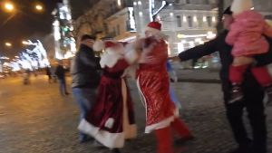 Una pelea de dos Santa Claus en plena calle terminó con varios niños llorando (video)