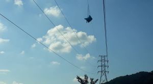 Suspenden servicio eléctrico en Táchira para bajar a parapentista colgado de cables de alta tensión