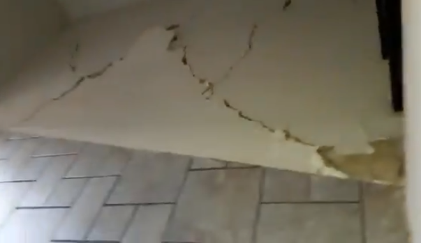 ¡Como paredes de papel! Temblor dejó fuertes grietas en un edificio en Valencia (Video) #27Dic