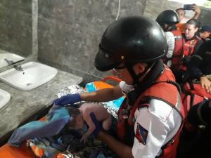 Paridera (literal) con el transporte: Mujer dio a luz mientras esperaba un autobús en terminal de San Cristóbal #24Dic