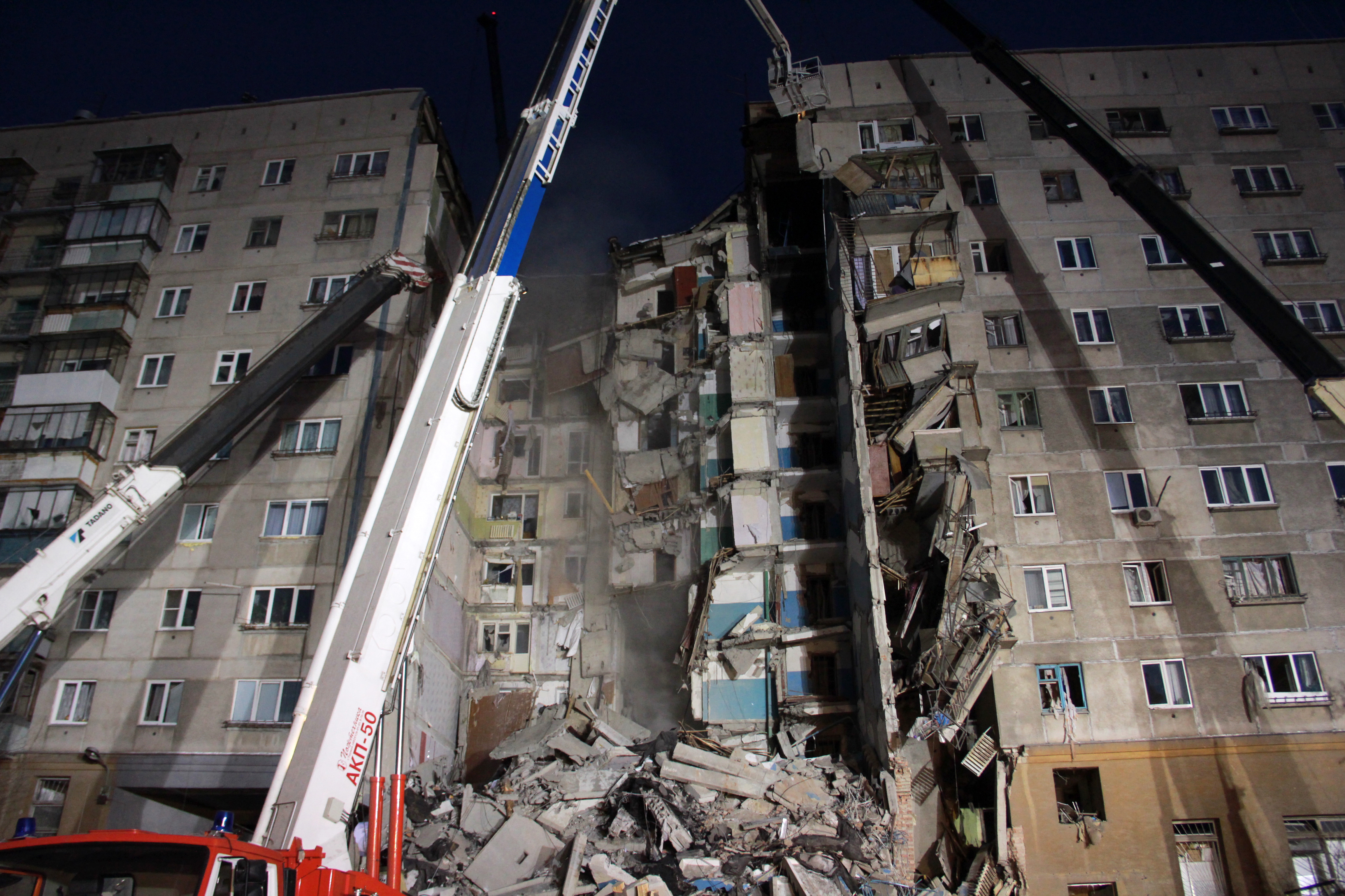 Socorristas rusos rescatan a un bebé del edificio destruido por explosión de gas