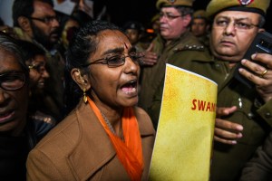 Un muerto y 15 heridos en enfrentamientos por entrada de mujeres a templo en India