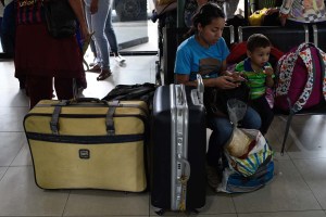 Más de 5.000 venezolanos huyen diariamente hacia países vecinos
