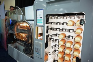 En la feria electrónica de Las Vegas los robots realizan de todo ¡hasta hacen pan!