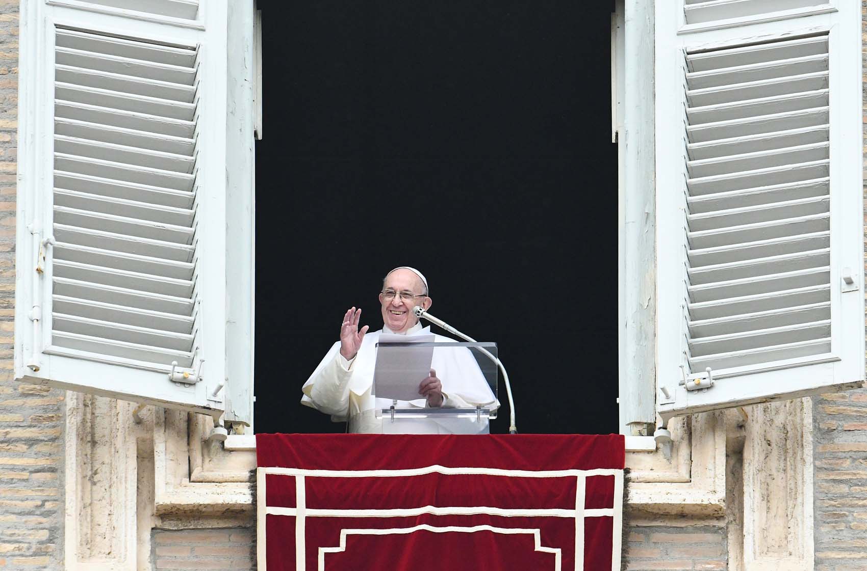 Papa rechaza el aborto y pide a políticos que prioricen defensa de la vida