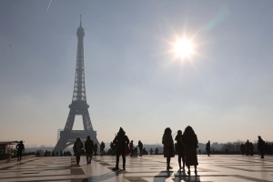 Cierra la Torre Eiffel por el coronavirus “hasta nuevo aviso”