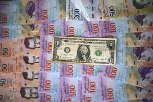 El bolívar se deprecia 15,16 % frente al dólar en una semana