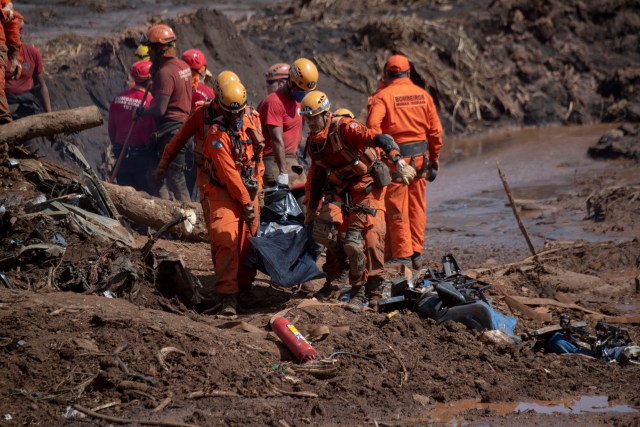 Resultado de imagen para Detienen a 5 personas por el colapso de presa de una mina en Brasil