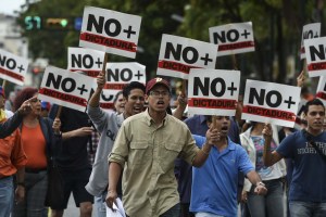 Las FOTOS que recorren el mundo: Venezolanos salen a la calle y piden a militares a rebelarse contra Maduro