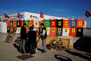 Trabajadores de Amazon hacen huelga en España antes de festividad de los Reyes Magos