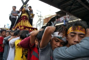 Los filipinos desfilan con una réplica del Cristo Negro en vísperas de la procesión anual (fotos)