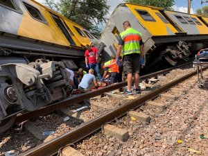Al menos 3 muertos y unos 200 heridos en un choque de dos trenes en Sudáfrica
