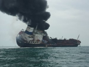 Un muerto en incendio de un buque petrolero en aguas de Hong Kong (Fotos)