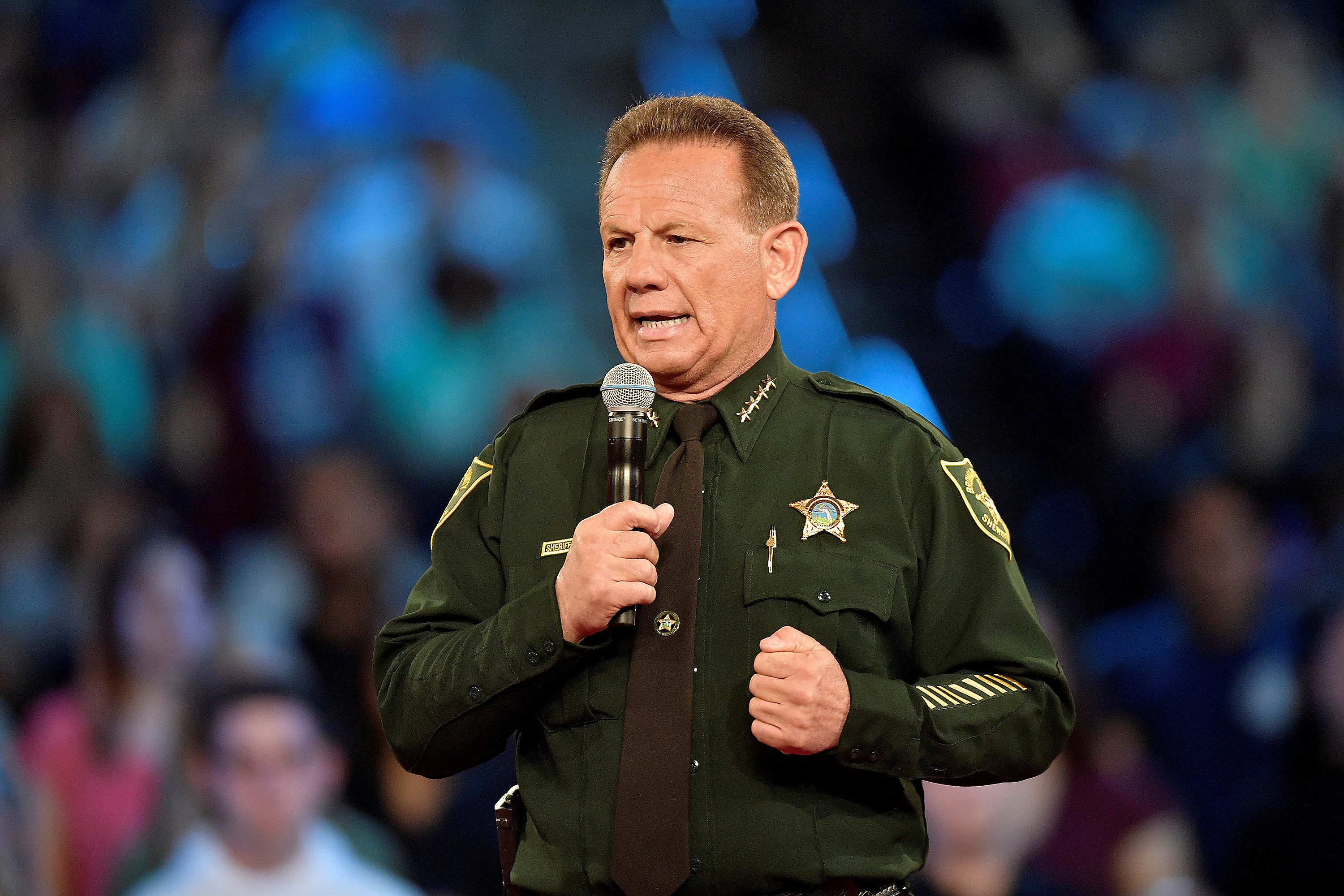 Gobernador de Florida suspendió a alguacil por su gestión en el tiroteo de Parkland