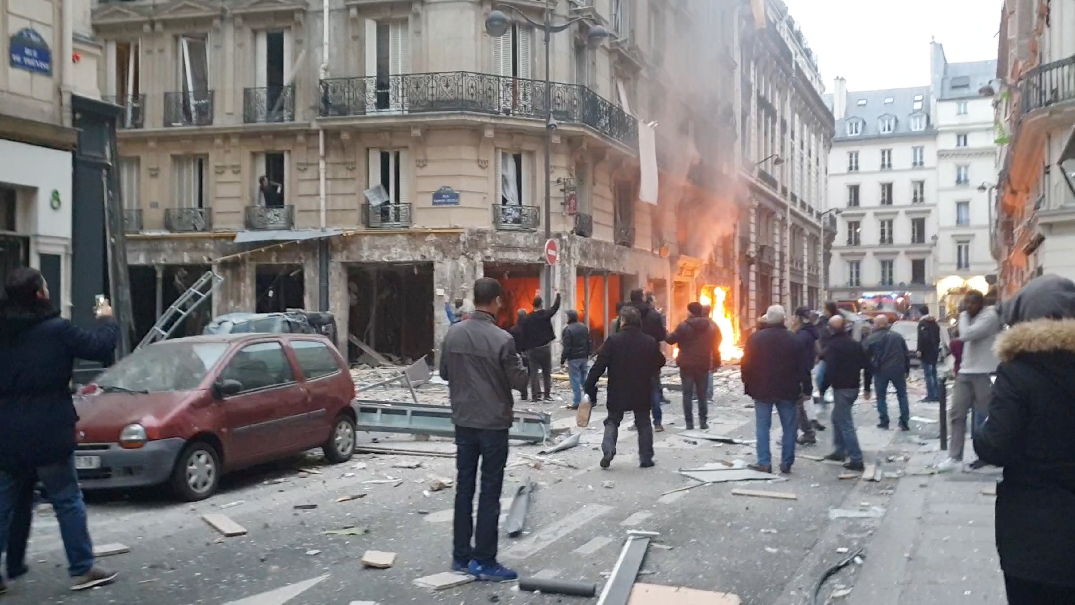 Hallan cadáver de una mujer sepultada por la explosión en París