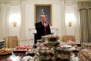 “Muchas, muchas papas fritas”: Trump sirvió banquete de hamburguesas en la Casa Blanca (fotos y video)