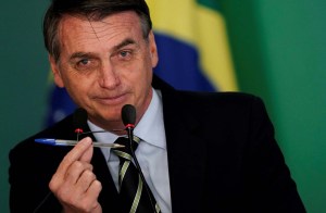 Bolsonaro deja unidad semiintensiva pero permanece hospitalizado