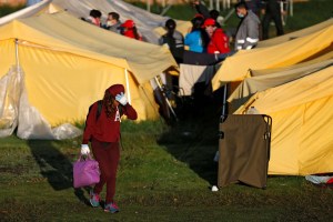 Autoridades colombianas despejan el campamento de migrantes mientras continúa el éxodo de Venezuela (Fotos)