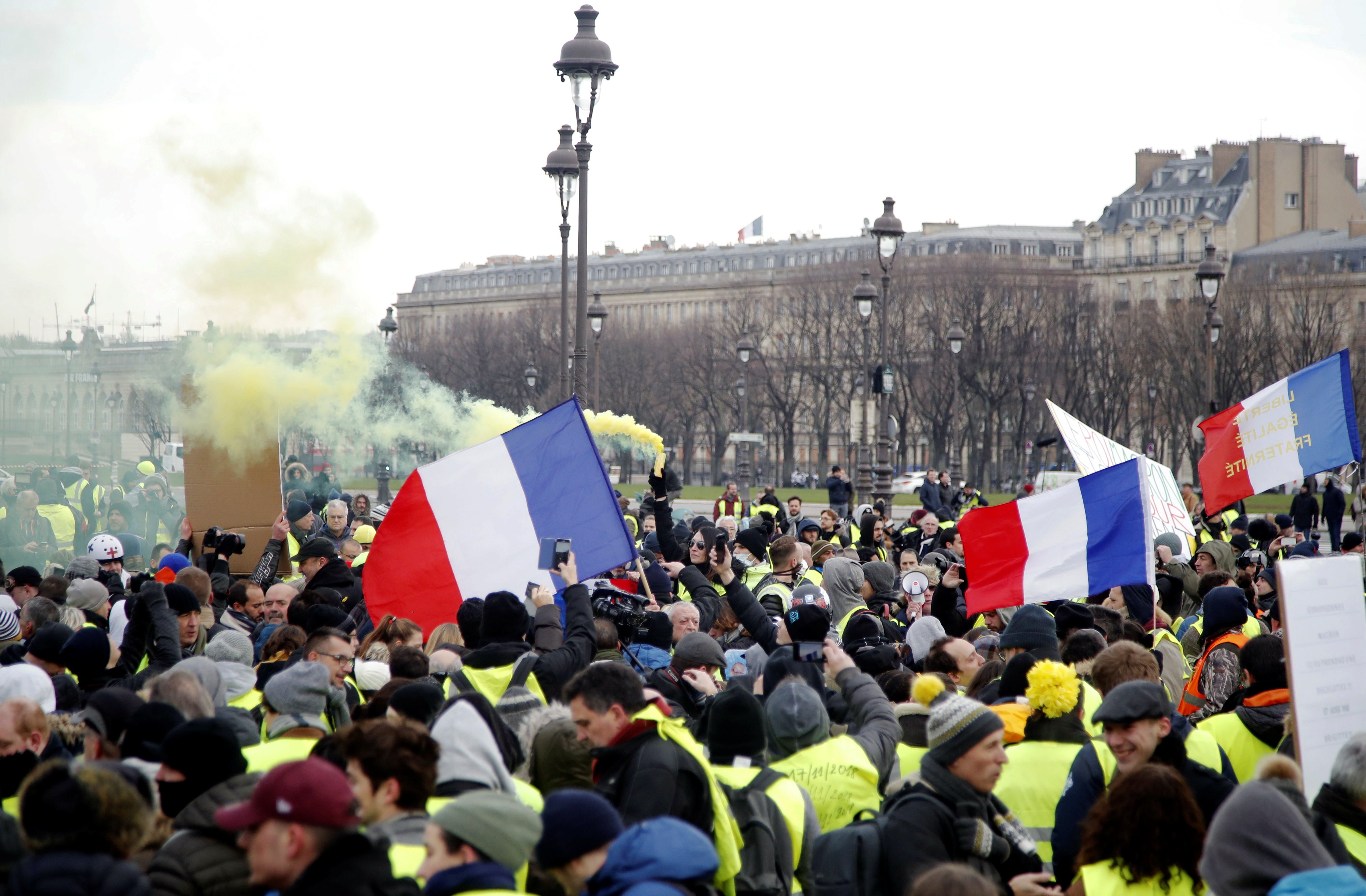 Los chalecos amarillos se reúnen en París para su décimo fin de semana de protestas
