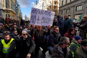Taxistas de Barcelona y Madrid siguen de paro
