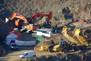 Los mineros entran en un pozo para la fase final del rescate de niño español