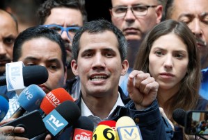 Guaidó: A Maduro solamente lo sostienen las armas, como en cualquier secuestro de banco