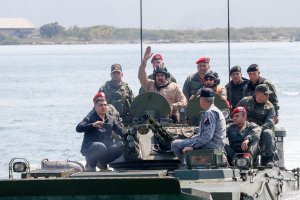 Maduro y Cilita, uniformados, “manejaron” un vehículo naval en las aguas de Puerto Cabello (VIDEO)