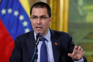 Arreaza dice que Holmes Trujillo utiliza crisis venezolana para evitar hablar de conflictos colombianos
