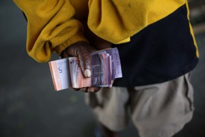 El salario mínimo venezolano llega a su punto más bajo en la historia