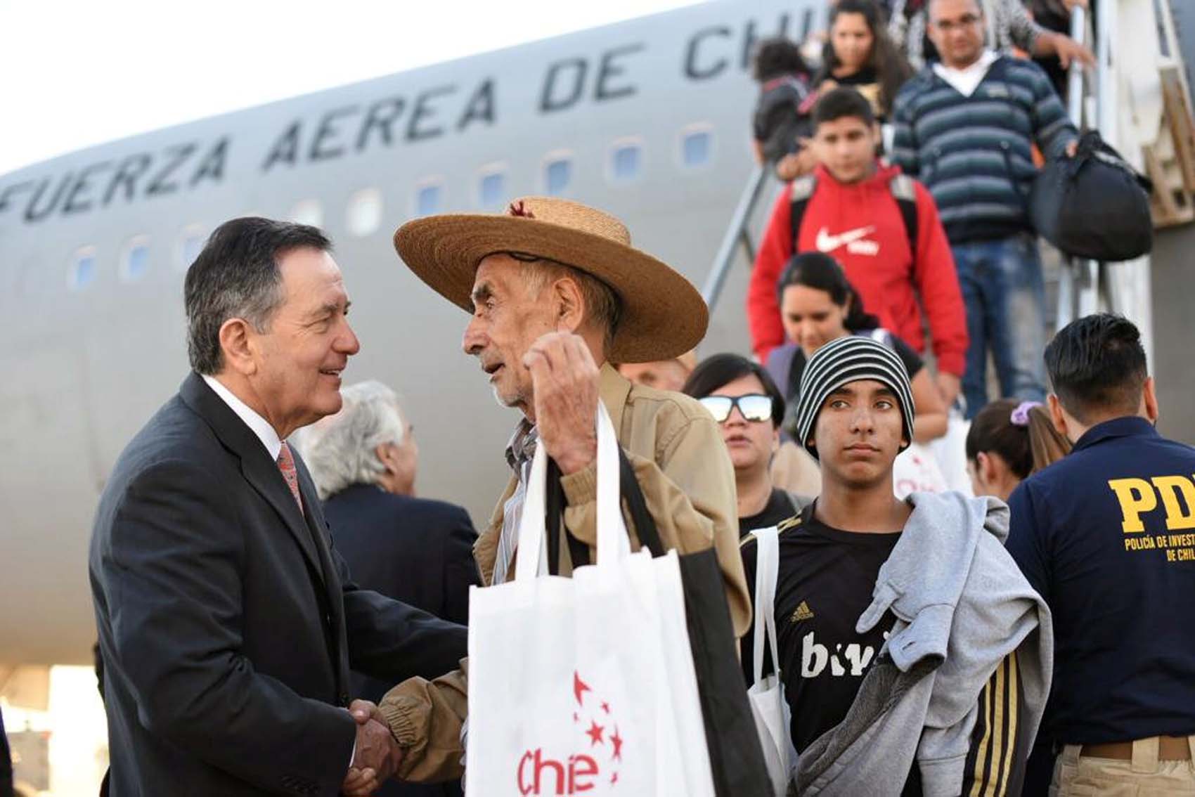 Llega a Santiago un centenar de chilenos que pidieron abandonar Venezuela (FOTOS)