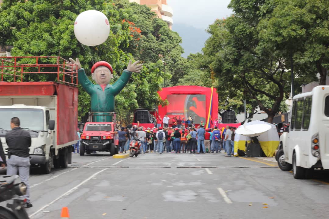 Un Chávez de goma, sin pueblo, apostado en paupérrima concentración oficialista (FOTO)