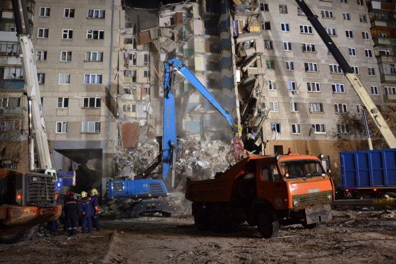 Hallan viva a una bebé de once meses bajo los escombros de edificio en Rusia