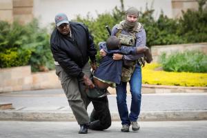 Al menos un muerto y 14 heridos por el ataque a un hotel de Kenia (Imágenes fuertes)