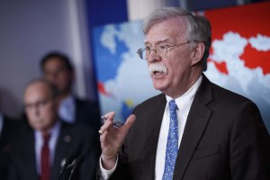 Bolton: Maduro permite que los alimentos se dañen mientras las familias pasan hambre