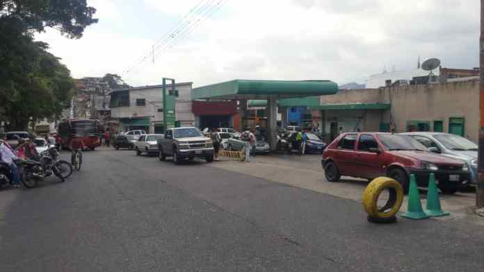 Habitantes de San Cristóbal siguen en colas por la gasolina